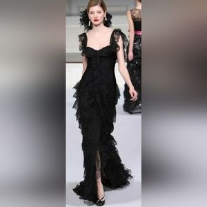 *$7,000 OSCAR DE LA RENTA BLACK SILK LACE SPANISH STYLE RUNWAY GOWN US S